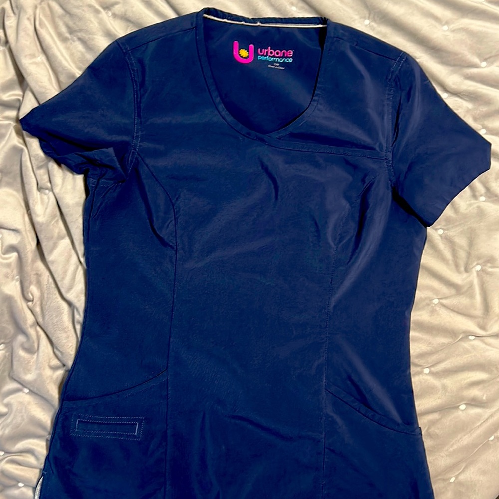Navy blue urbane performance xsm scrub top. 3 front pocket. Great condition